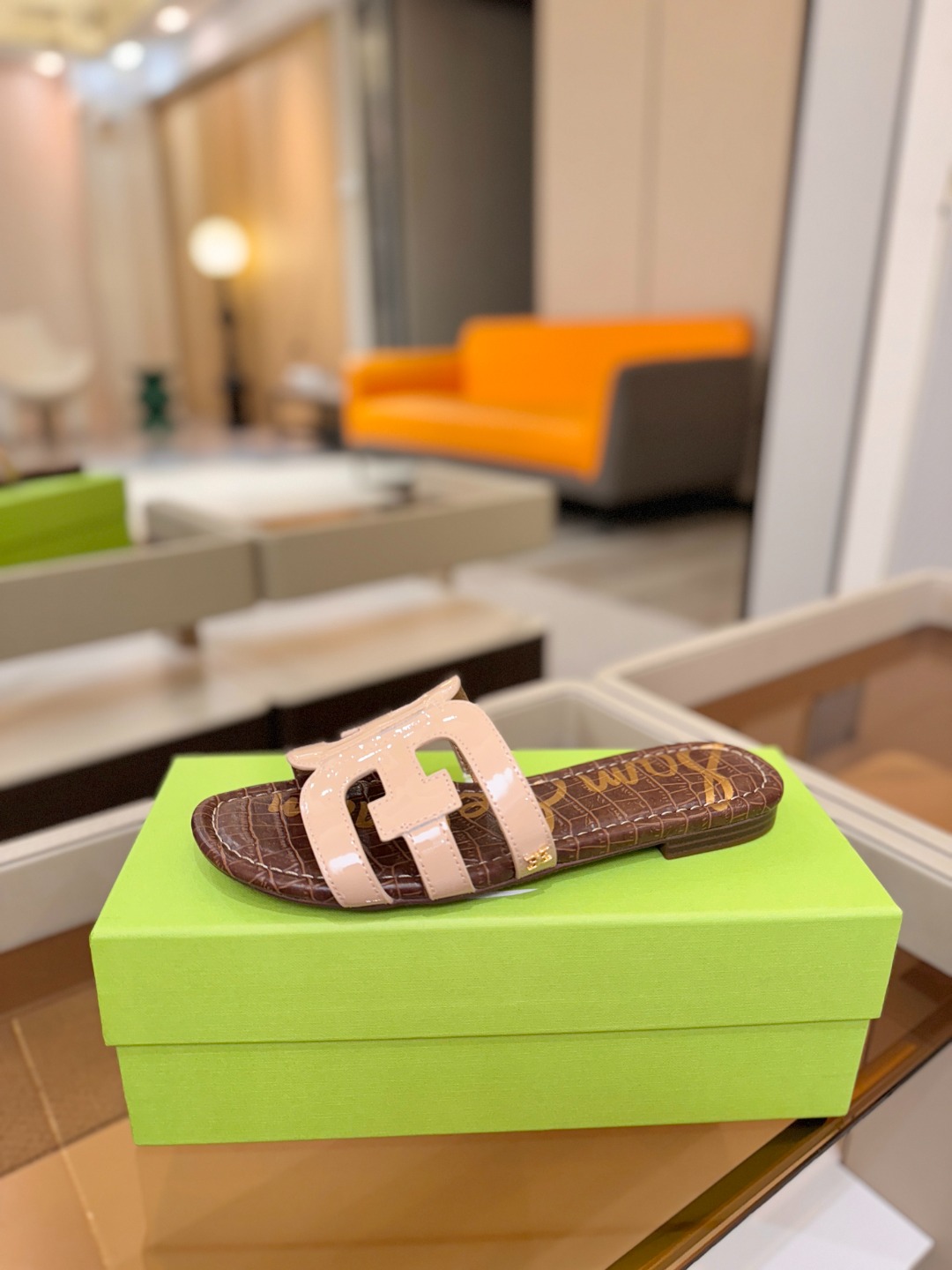 NO:869598,Price SAM EDELMAN is an affordable luxury designer brand from New York. Yu Shuxin endorses the same style of fashionable casual flip-flops. American light luxury style, comfortable and fashionable; the same high-frequency celebrity style; you deserve it [Material] Original imported custom cowhide for the upper, original imported goatskin for the lining, and original raw rubber material for the outsole  Size 35-39 [40, 41, 42 customized, non-refundable], slippers, slippers, cowhide, sheepskin19860909价格 SAM EDELMAN（三姆爱德曼） 是来自纽约的轻奢设计师品牌 虞书欣代言同款时尚休闲一字拖鞋 美式轻奢风格,舒适与时尚兼具；明星同款高频；你值得拥有【材质】 鞋面原版进口定制牛皮 内里原版进口山羊皮 大底原版生胶材质 码数35-39【40,41,42定做不退换】,拖鞋,slippers,cowhide,sheepskin,Women's Shoes