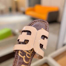 SAM EDELMAN(三姆爱德曼) 是来自纽约的轻奢设计师品牌 虞书欣代言同款🫰时尚休闲一字拖鞋 美式 SAM EDELMAN(三姆爱德曼) 是来自纽约的轻奢设计师品牌 虞书欣代言同款🫰时尚休闲一字拖鞋 美式