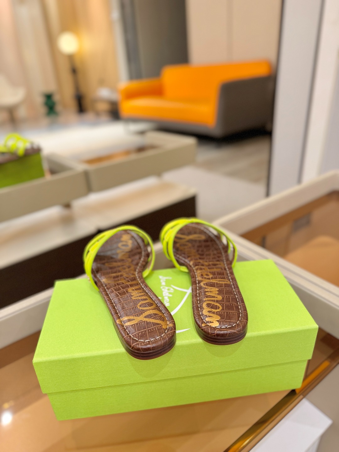 SAM EDELMAN(三姆爱德曼) 是来自纽约的轻奢设计师品牌 虞书欣代言同款🫰时尚休闲一字拖鞋 美式 SAM EDELMAN(三姆爱德曼) 是来自纽约的轻奢设计师品牌 虞书欣代言同款🫰时尚休闲一字拖鞋 美式