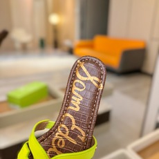 SAM EDELMAN(三姆爱德曼) 是来自纽约的轻奢设计师品牌 虞书欣代言同款🫰时尚休闲一字拖鞋 美式 SAM EDELMAN(三姆爱德曼) 是来自纽约的轻奢设计师品牌 虞书欣代言同款🫰时尚休闲一字拖鞋 美式
