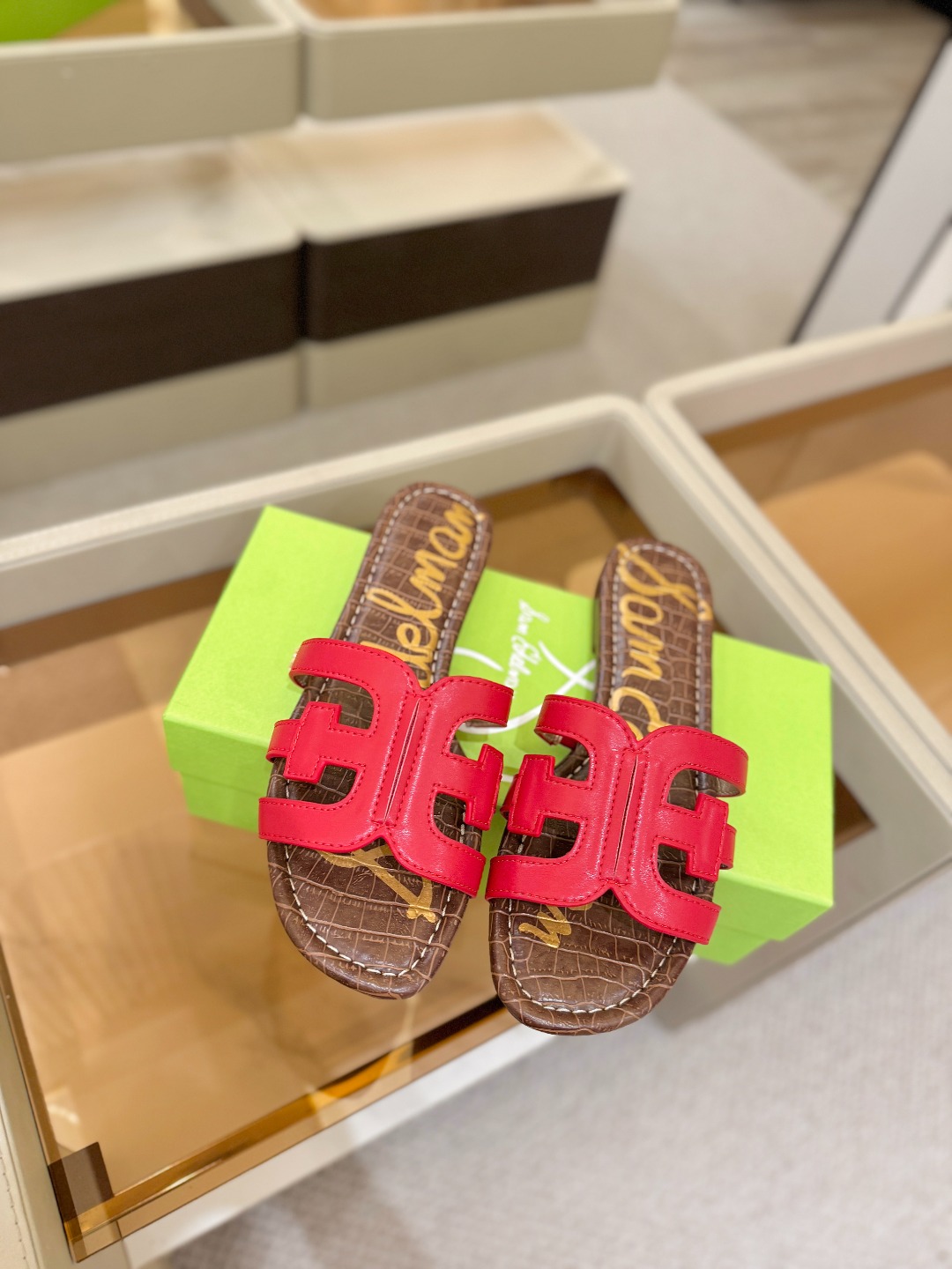 SAM EDELMAN（三姆爱德曼） 是来自纽约的轻奢设计师品牌 虞书欣代言同款🫰时尚休闲一字拖鞋 美式