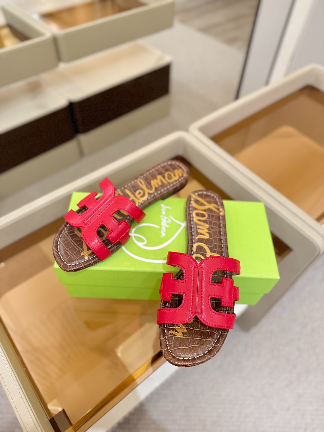 SAM EDELMAN（三姆爱德曼） 是来自纽约的轻奢设计师品牌 虞书欣代言同款🫰时尚休闲一字拖鞋 美式