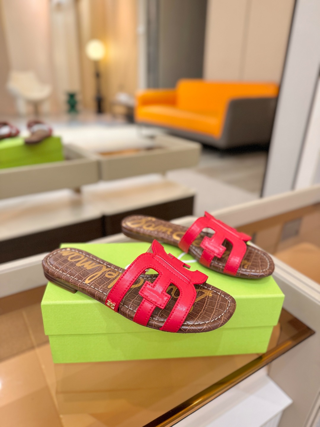 SAM EDELMAN（三姆爱德曼） 是来自纽约的轻奢设计师品牌 虞书欣代言同款🫰时尚休闲一字拖鞋 美式