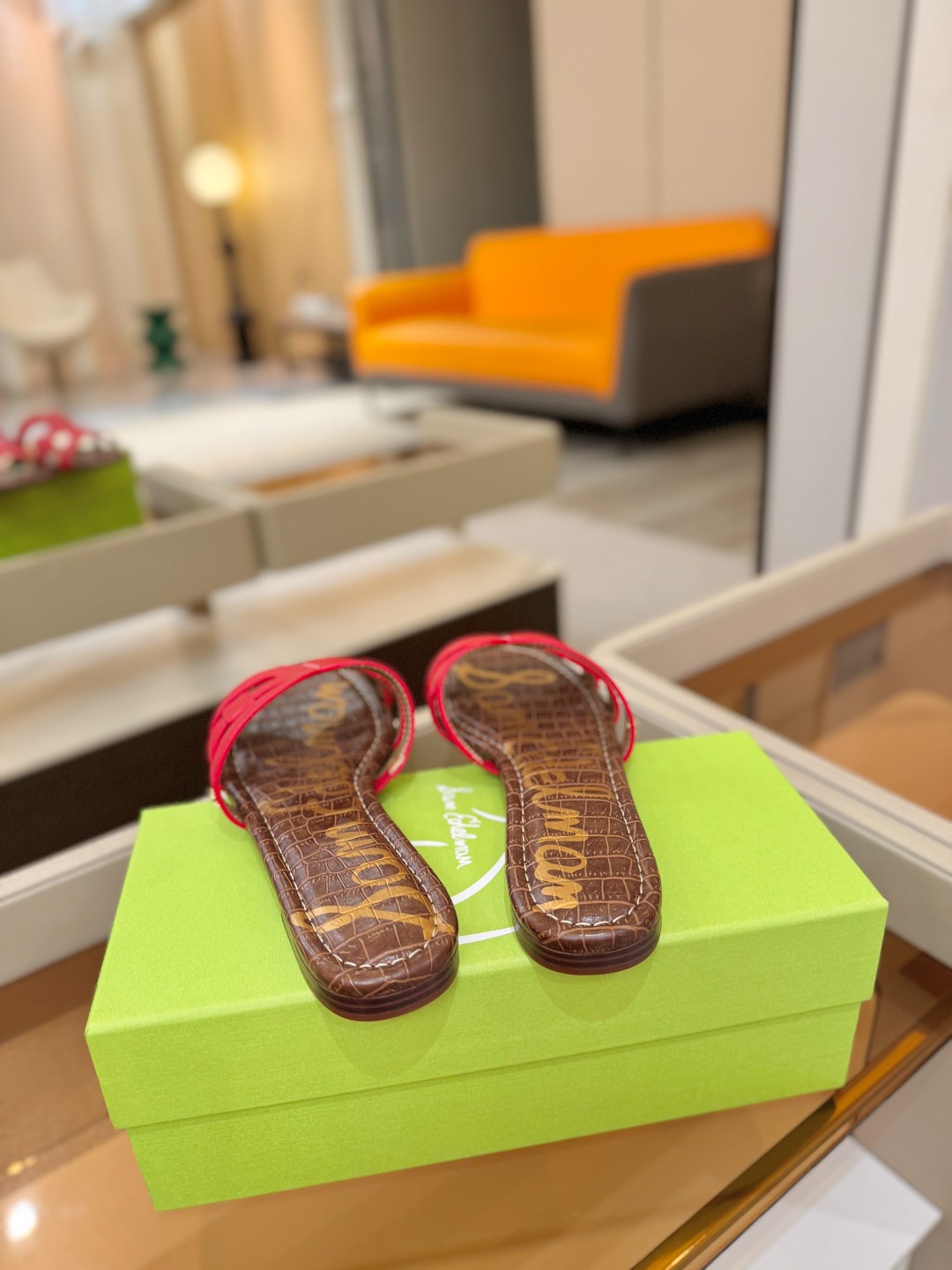 SAM EDELMAN（三姆爱德曼） 是来自纽约的轻奢设计师品牌 虞书欣代言同款🫰时尚休闲一字拖鞋 美式