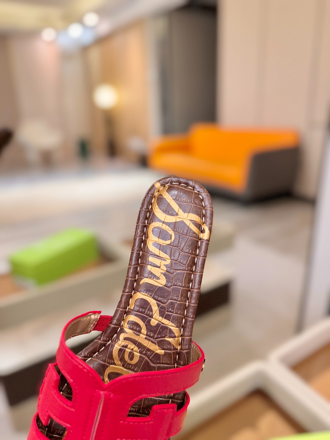 SAM EDELMAN（三姆爱德曼） 是来自纽约的轻奢设计师品牌 虞书欣代言同款🫰时尚休闲一字拖鞋 美式
