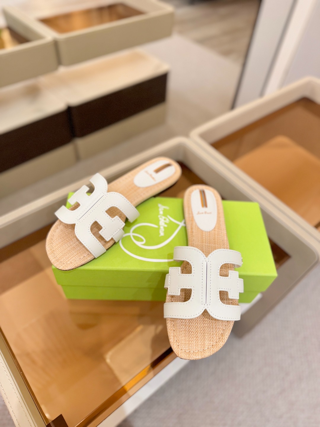 SAM EDELMAN(三姆爱德曼) 是来自纽约的轻奢设计师品牌 虞书欣代言同款🫰时尚休闲一字拖鞋 美式 SAM EDELMAN(三姆爱德曼) 是来自纽约的轻奢设计师品牌 虞书欣代言同款🫰时尚休闲一字拖鞋 美式