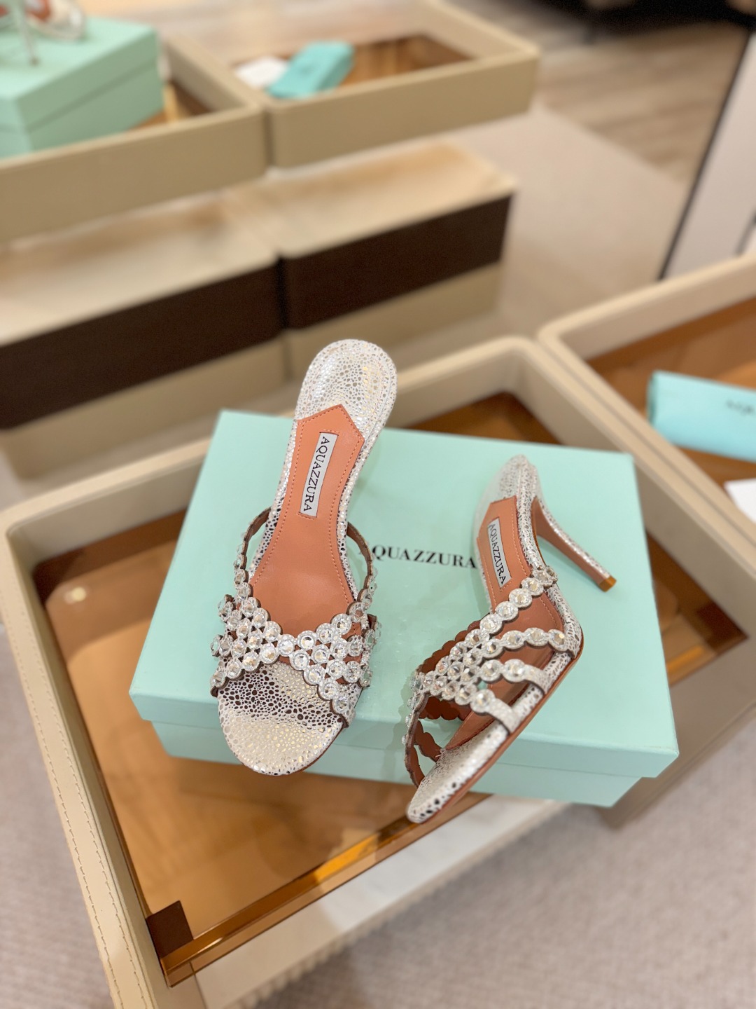 Aquazzura   菠萝    𝐒𝐒  𝐧𝐞𝐰春夏新品高跟凉鞋。满满的钻，超闪 🌸((☀️⥎☀️))