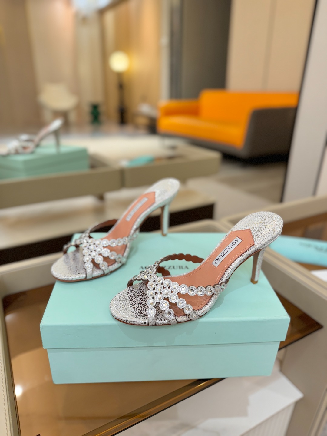 Aquazzura   菠萝    𝐒𝐒  𝐧𝐞𝐰春夏新品高跟凉鞋。满满的钻，超闪 🌸((☀️⥎☀️))