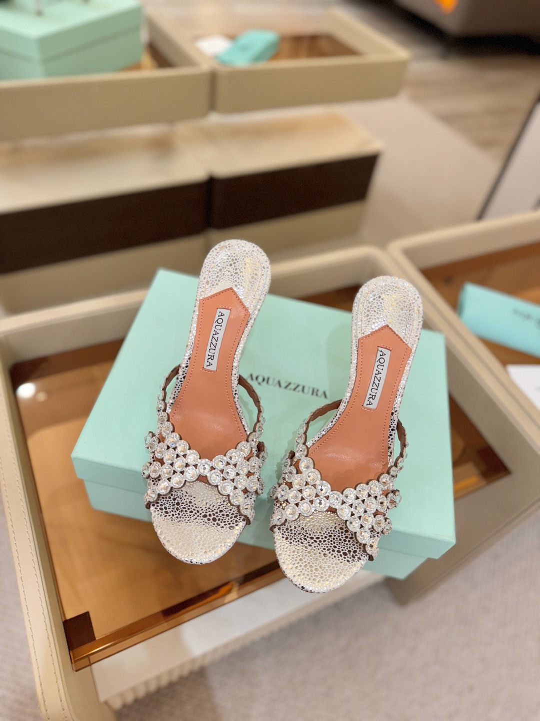 Aquazzura   菠萝    𝐒𝐒  𝐧𝐞𝐰春夏新品高跟凉鞋。满满的钻，超闪 🌸((☀️⥎☀️))