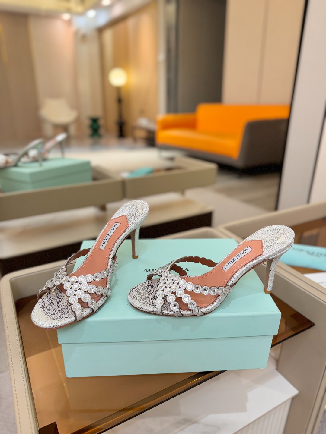 Aquazzura   菠萝    𝐒𝐒  𝐧𝐞𝐰春夏新品高跟凉鞋。满满的钻，超闪 🌸((☀️⥎☀️))