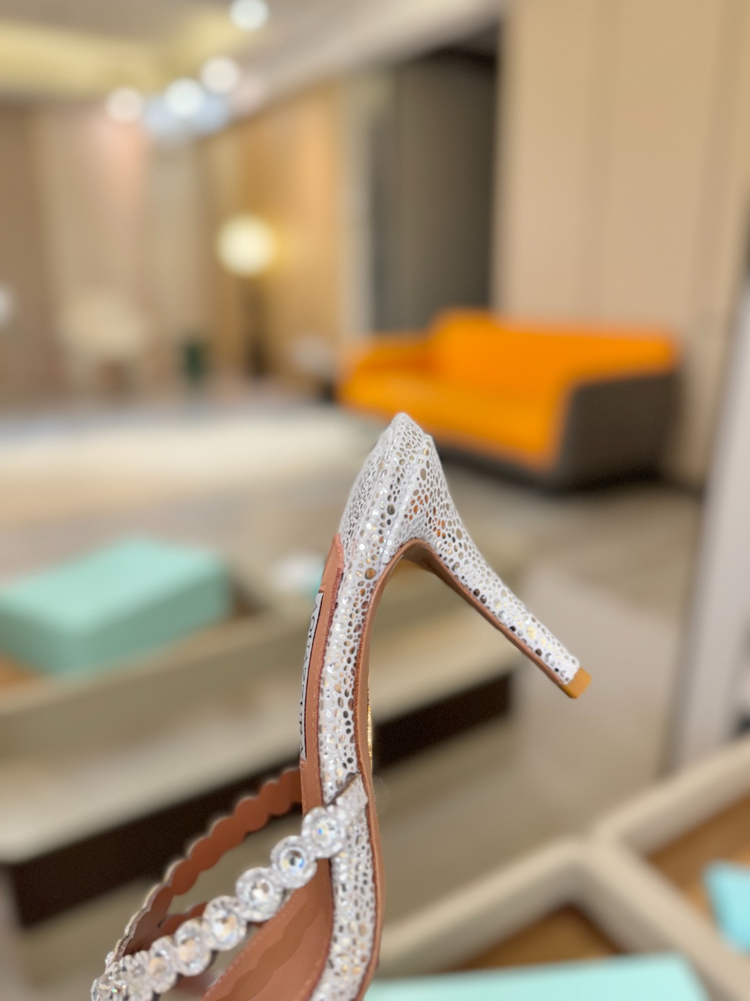 Aquazzura   菠萝    𝐒𝐒  𝐧𝐞𝐰春夏新品高跟凉鞋。满满的钻，超闪 🌸((☀️⥎☀️))