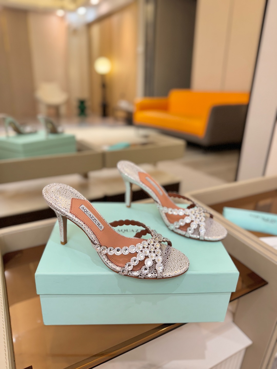 Aquazzura   菠萝    𝐒𝐒  𝐧𝐞𝐰春夏新品高跟凉鞋。满满的钻，超闪 🌸((☀️⥎☀️))