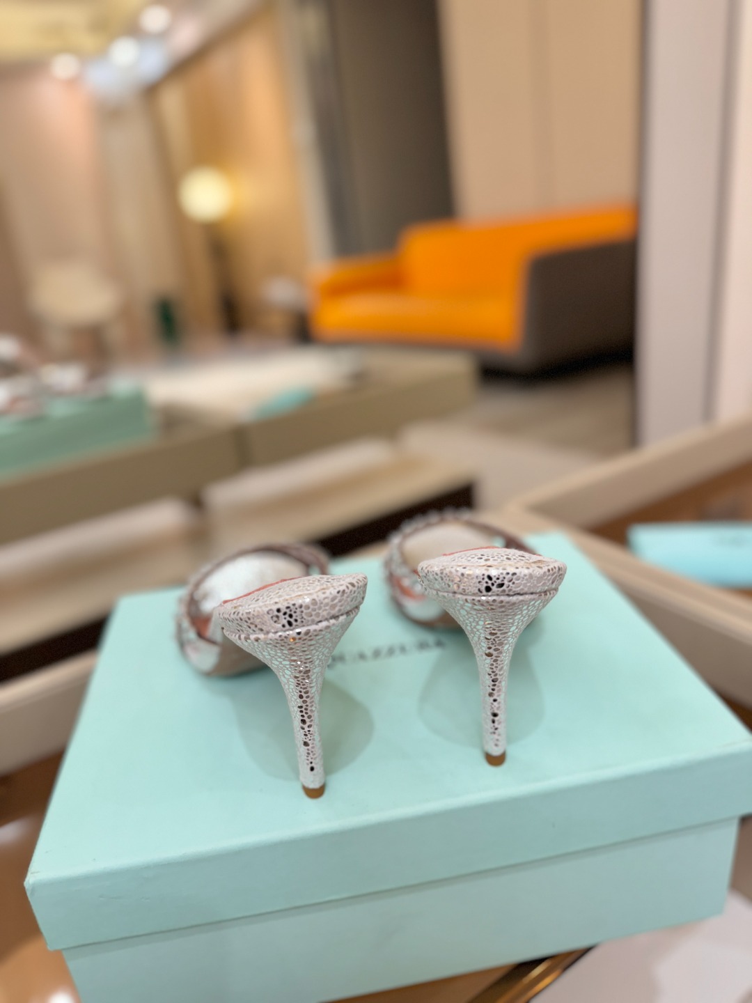 Aquazzura   菠萝    𝐒𝐒  𝐧𝐞𝐰春夏新品高跟凉鞋。满满的钻，超闪 🌸((☀️⥎☀️))