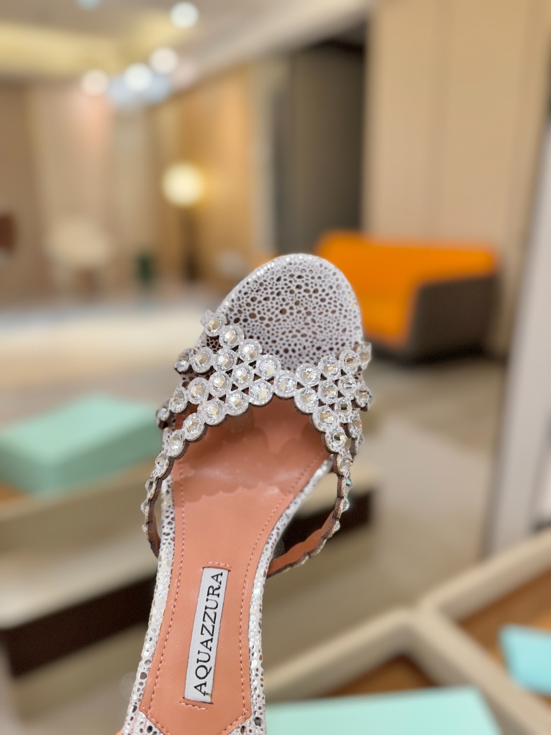 Aquazzura   菠萝    𝐒𝐒  𝐧𝐞𝐰春夏新品高跟凉鞋。满满的钻，超闪 🌸((☀️⥎☀️))