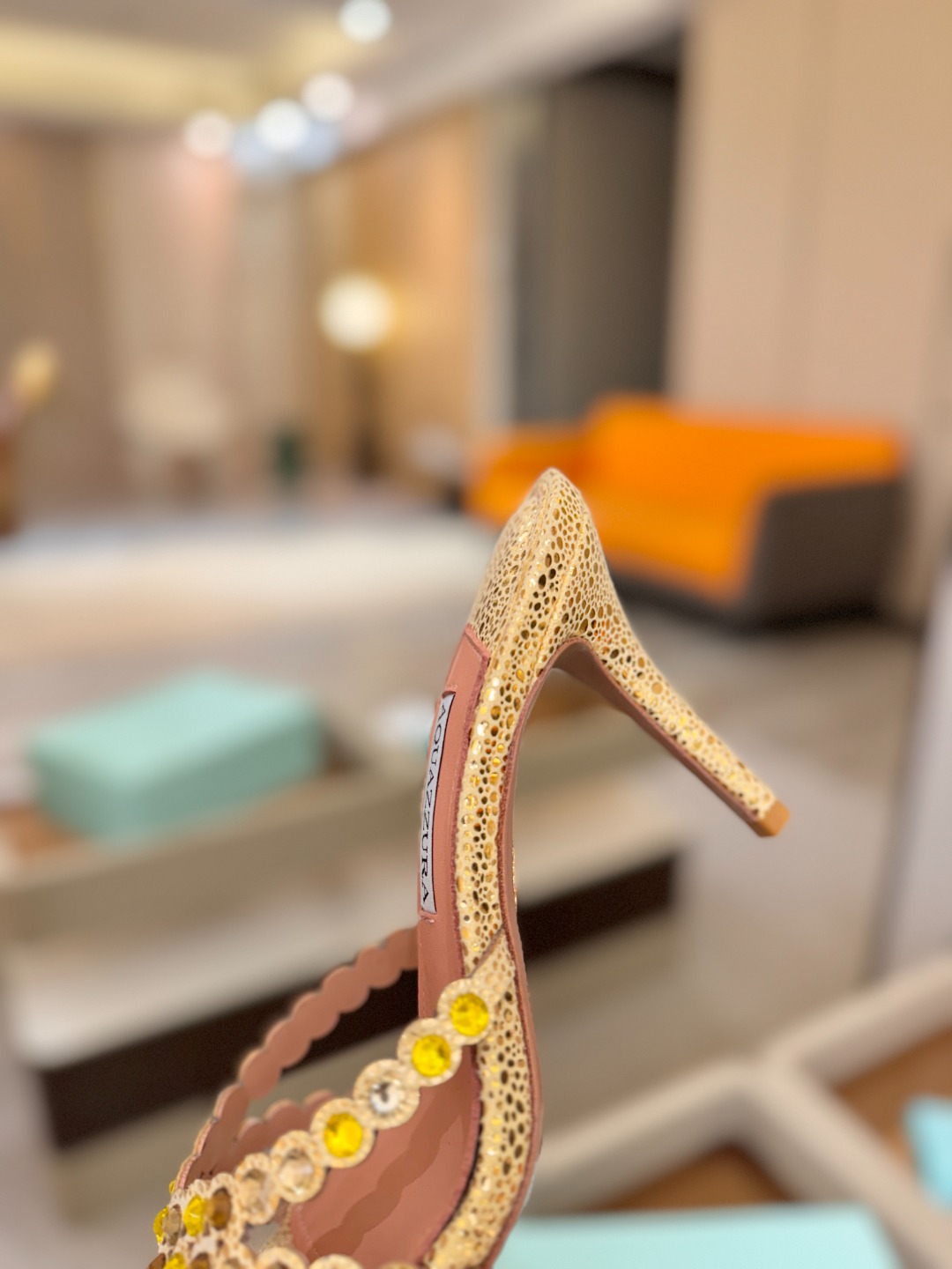Aquazzura   菠萝    𝐒𝐒  𝐧𝐞𝐰春夏新品高跟凉鞋。满满的钻，超闪 🌸((☀️⥎☀️))