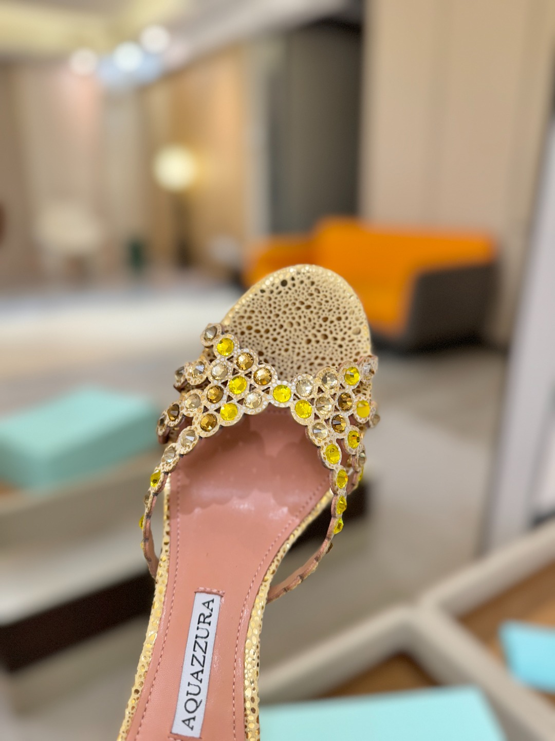 Aquazzura   菠萝    𝐒𝐒  𝐧𝐞𝐰春夏新品高跟凉鞋。满满的钻，超闪 🌸((☀️⥎☀️))