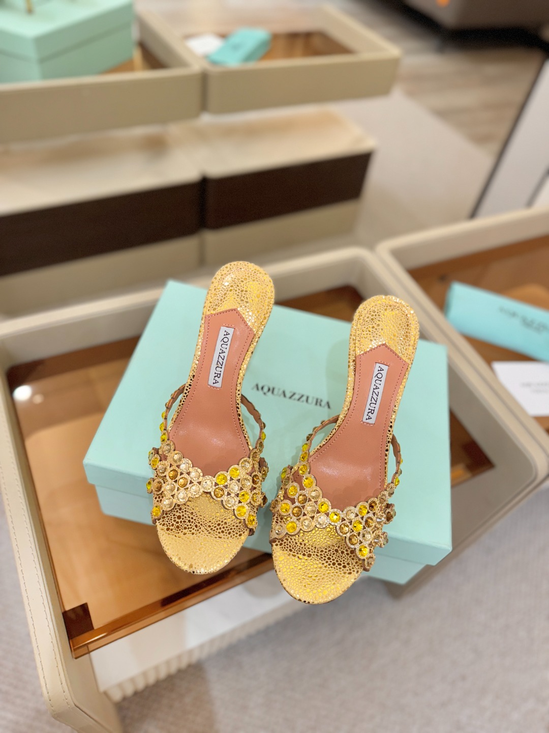 Aquazzura   菠萝    𝐒𝐒  𝐧𝐞𝐰春夏新品高跟凉鞋。满满的钻，超闪 🌸((☀️⥎☀️))