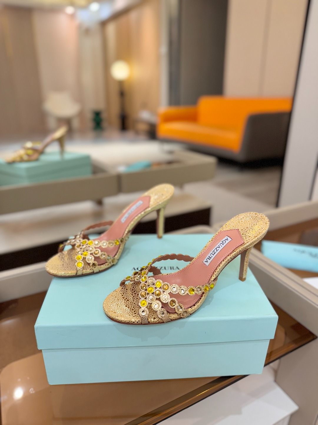 Aquazzura   菠萝    𝐒𝐒  𝐧𝐞𝐰春夏新品高跟凉鞋。满满的钻，超闪 🌸((☀️⥎☀️))