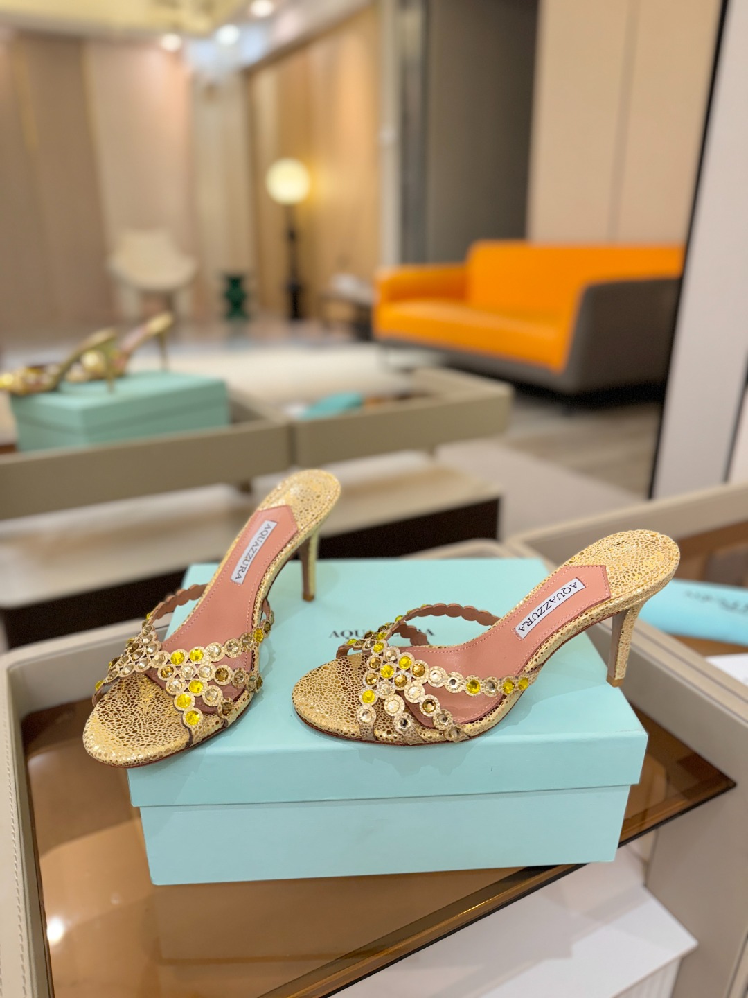 Aquazzura   菠萝    𝐒𝐒  𝐧𝐞𝐰春夏新品高跟凉鞋。满满的钻，超闪 🌸((☀️⥎☀️))