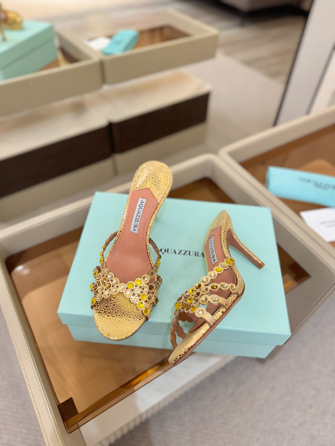 Aquazzura   菠萝    𝐒𝐒  𝐧𝐞𝐰春夏新品高跟凉鞋。满满的钻，超闪 🌸((☀️⥎☀️))