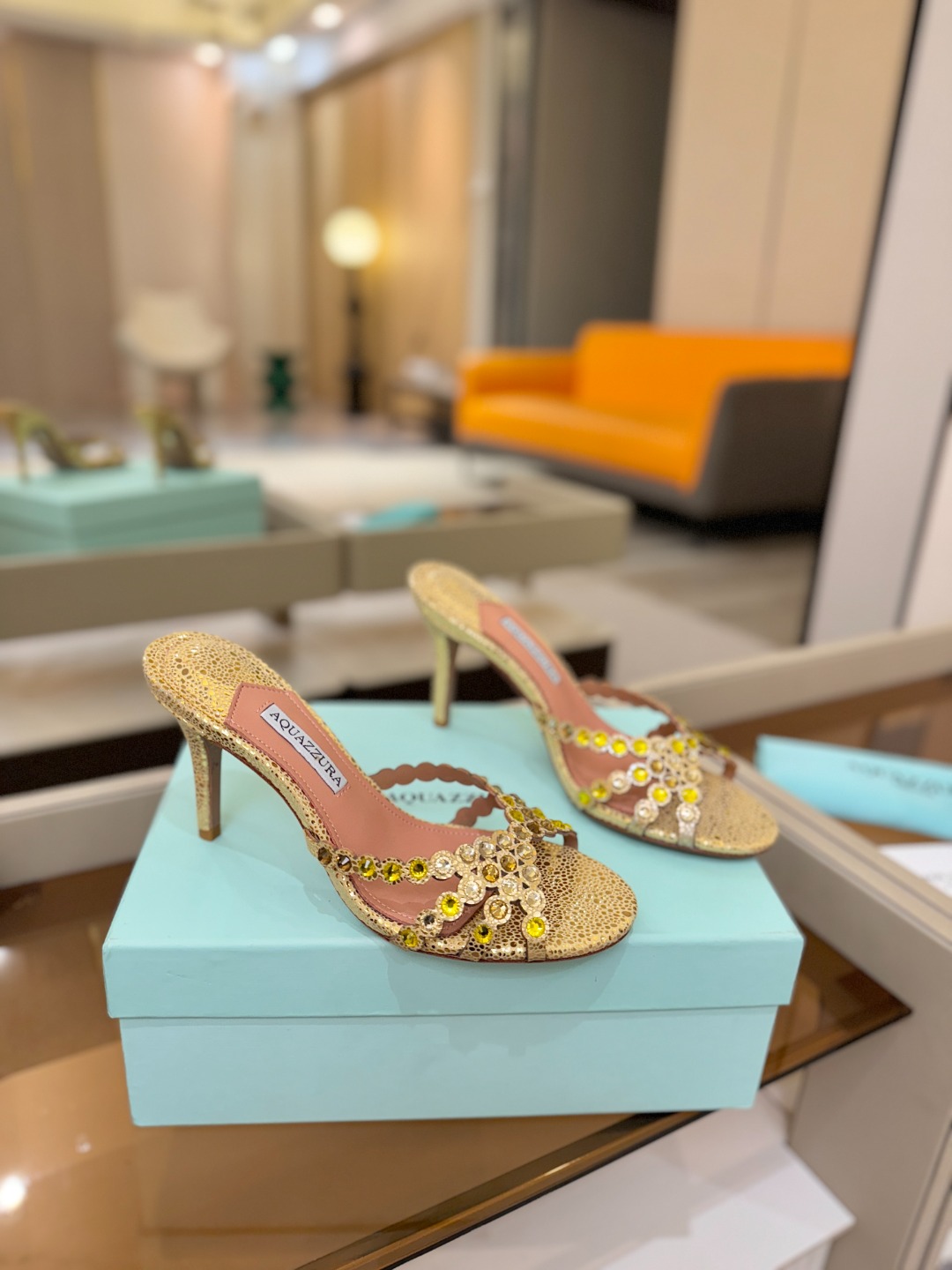 Aquazzura   菠萝    𝐒𝐒  𝐧𝐞𝐰春夏新品高跟凉鞋。满满的钻，超闪 🌸((☀️⥎☀️))
