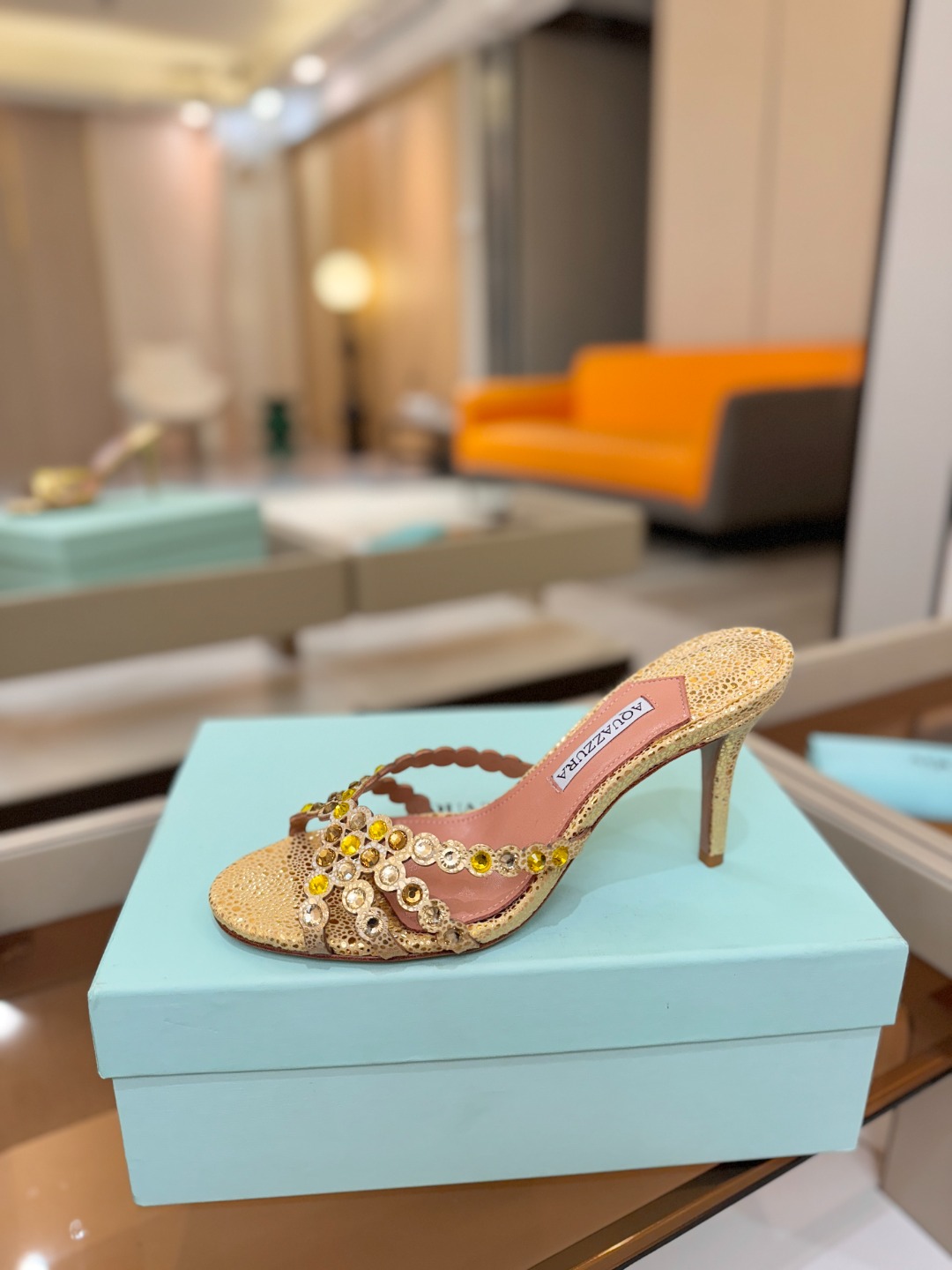 Aquazzura   菠萝    𝐒𝐒  𝐧𝐞𝐰春夏新品高跟凉鞋。满满的钻，超闪 🌸((☀️⥎☀️))