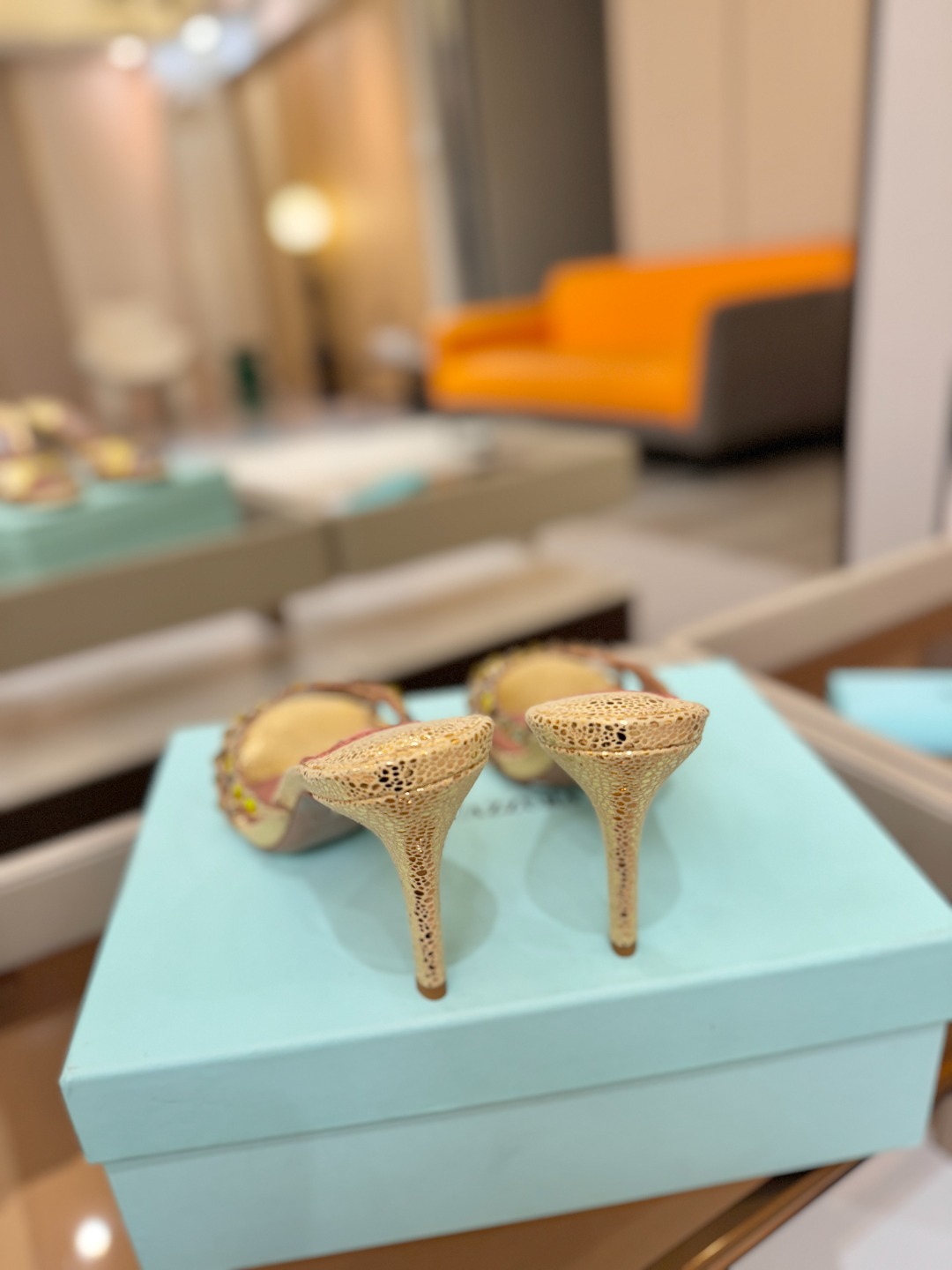 Aquazzura   菠萝    𝐒𝐒  𝐧𝐞𝐰春夏新品高跟凉鞋。满满的钻，超闪 🌸((☀️⥎☀️))