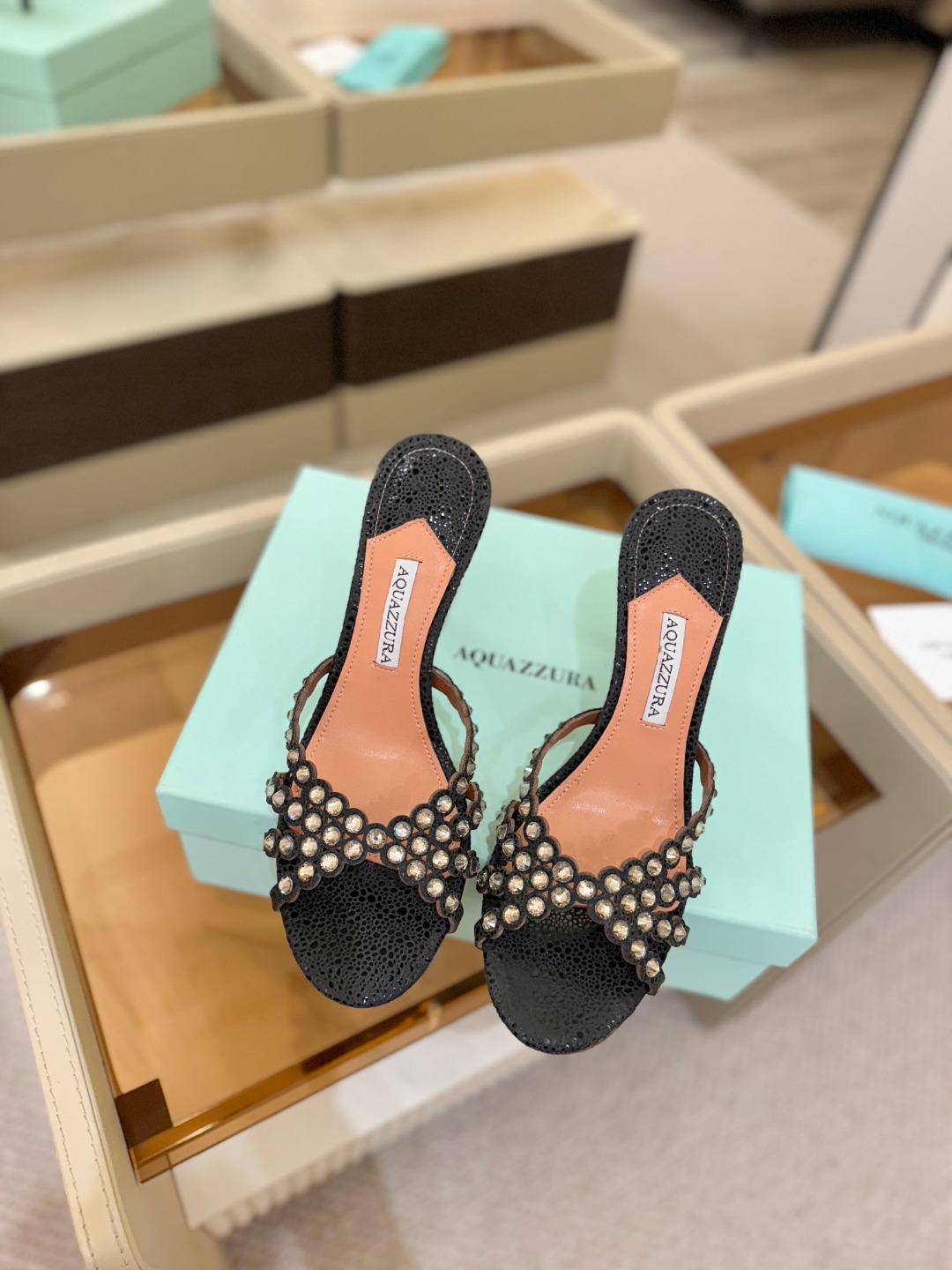 Aquazzura   菠萝    𝐒𝐒  𝐧𝐞𝐰春夏新品高跟凉鞋。满满的钻，超闪 🌸((☀️⥎☀️))
