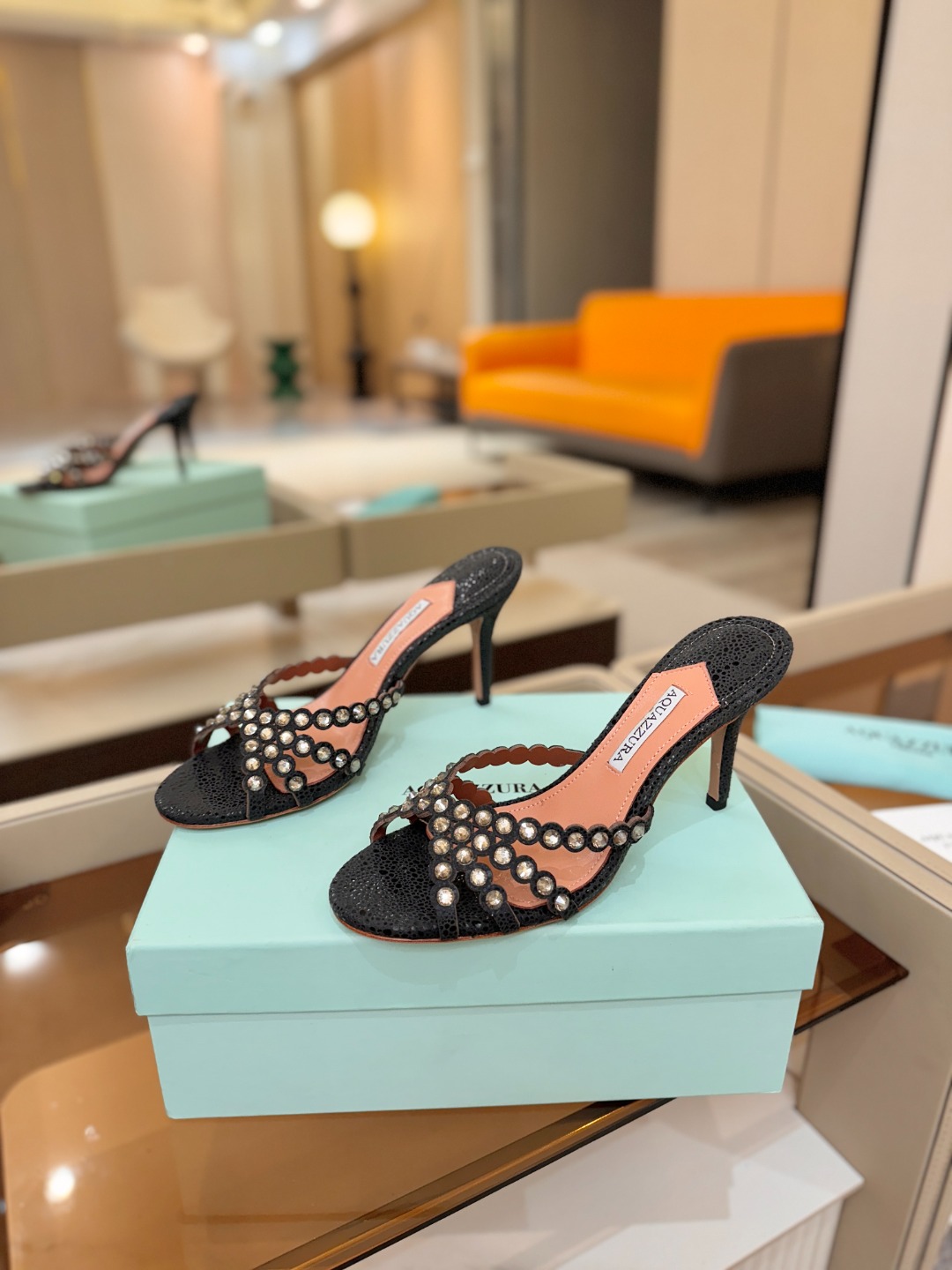 Aquazzura   菠萝    𝐒𝐒  𝐧𝐞𝐰春夏新品高跟凉鞋。满满的钻，超闪 🌸((☀️⥎☀️))