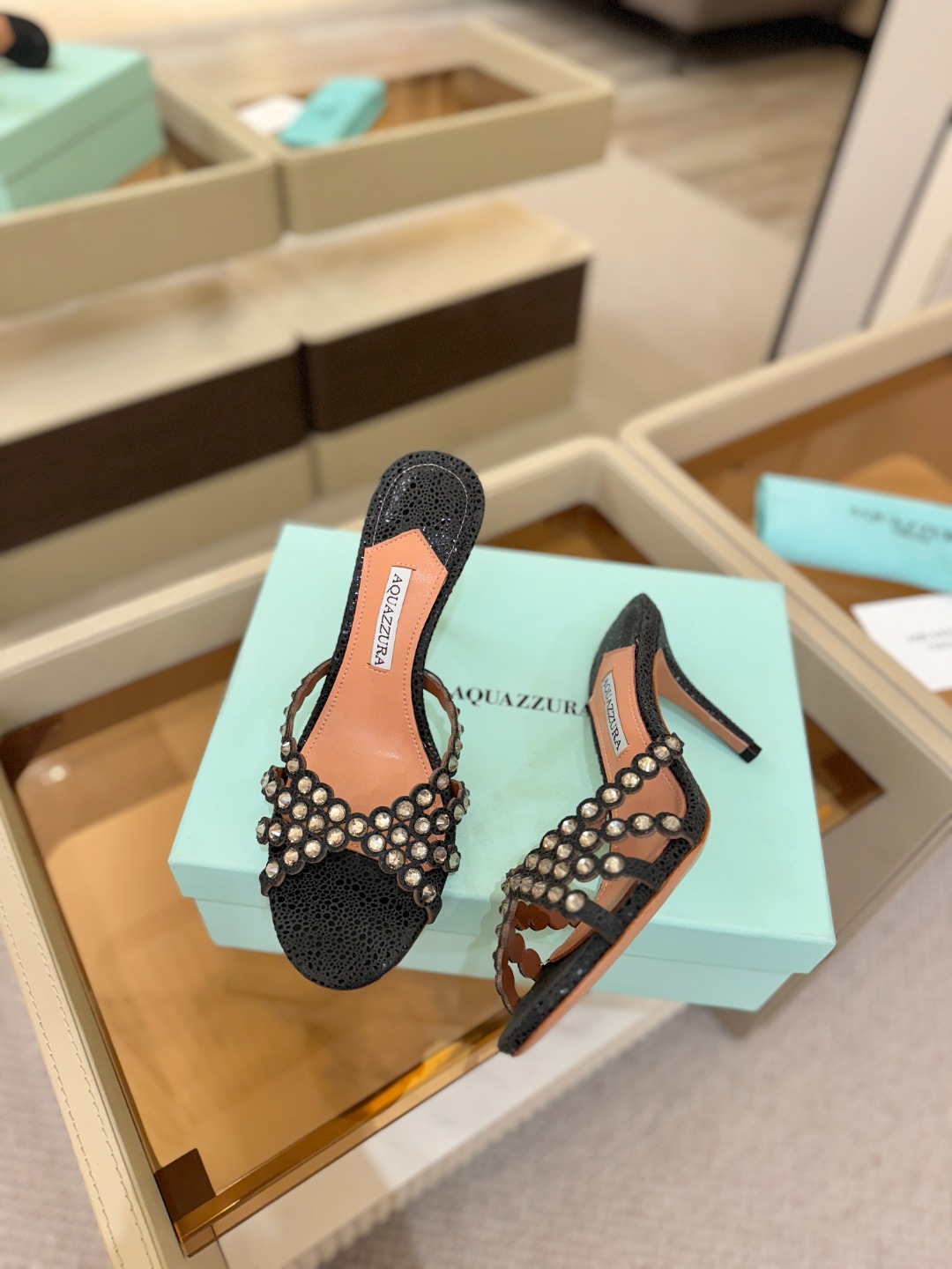 Aquazzura   菠萝    𝐒𝐒  𝐧𝐞𝐰春夏新品高跟凉鞋。满满的钻，超闪 🌸((☀️⥎☀️))