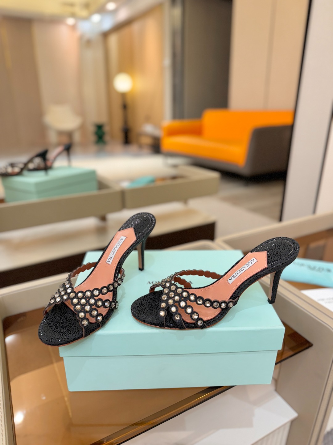 Aquazzura   菠萝    𝐒𝐒  𝐧𝐞𝐰春夏新品高跟凉鞋。满满的钻，超闪 🌸((☀️⥎☀️))