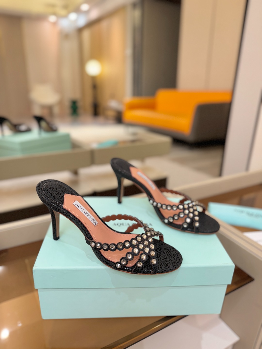 Aquazzura   菠萝    𝐒𝐒  𝐧𝐞𝐰春夏新品高跟凉鞋。满满的钻，超闪 🌸((☀️⥎☀️))
