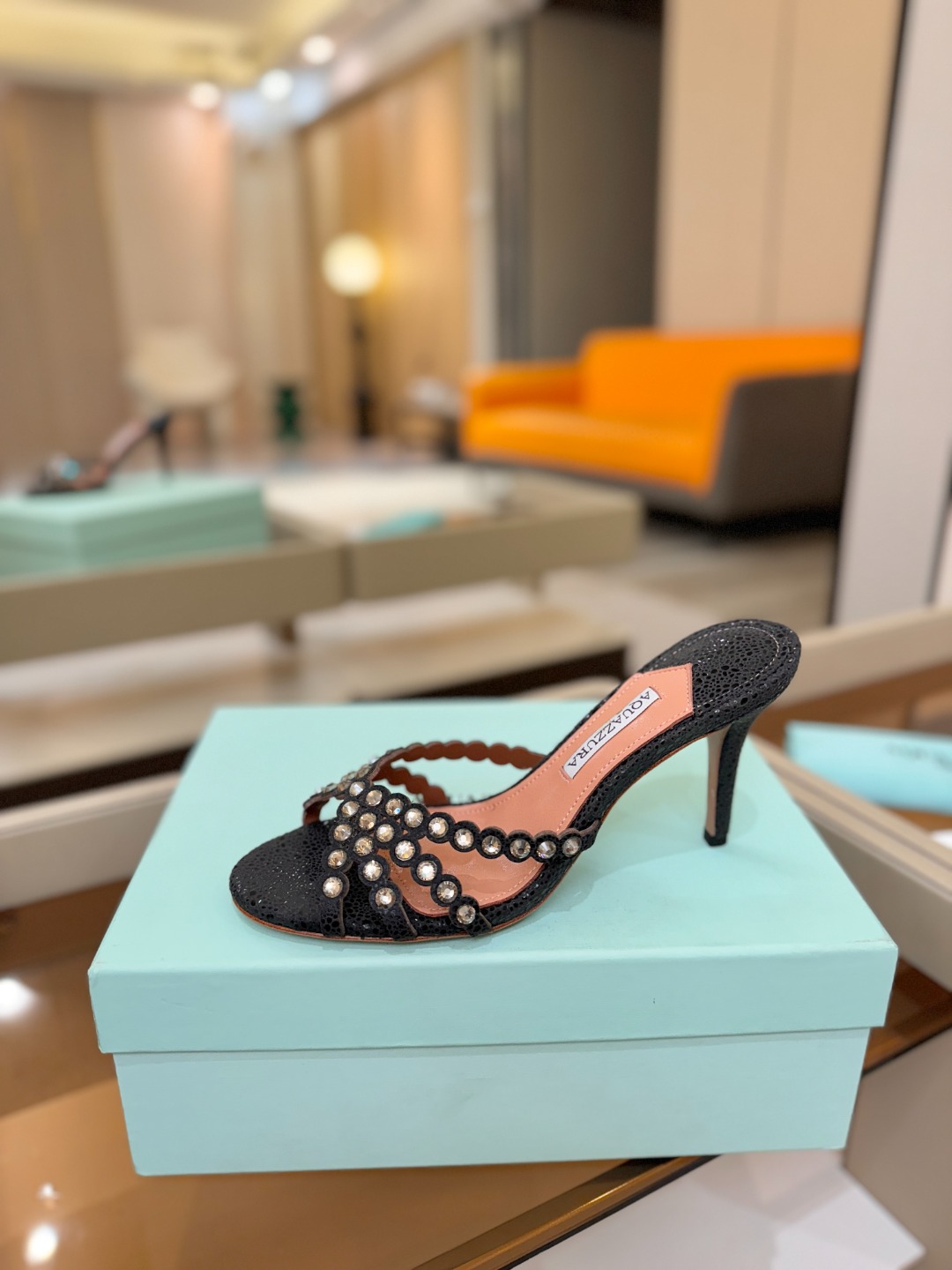 Aquazzura   菠萝    𝐒𝐒  𝐧𝐞𝐰春夏新品高跟凉鞋。满满的钻，超闪 🌸((☀️⥎☀️))