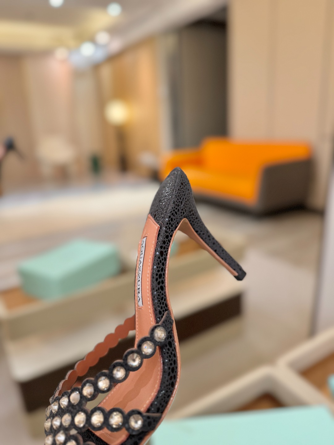 Aquazzura   菠萝    𝐒𝐒  𝐧𝐞𝐰春夏新品高跟凉鞋。满满的钻，超闪 🌸((☀️⥎☀️))