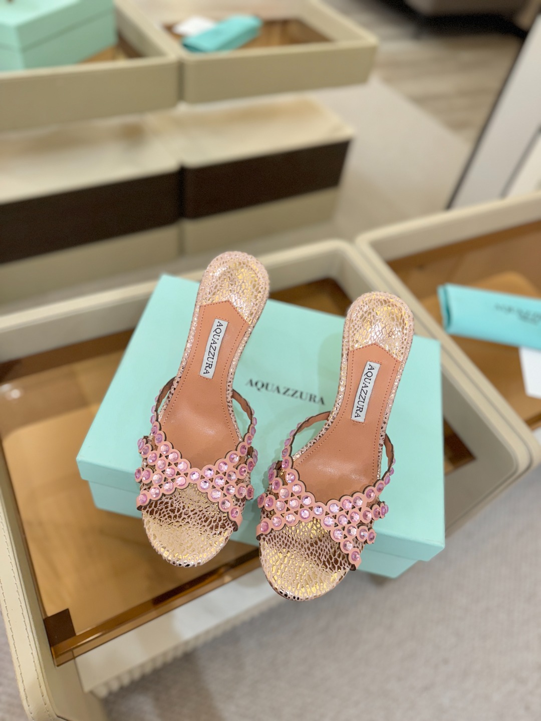 Aquazzura   菠萝    𝐒𝐒  𝐧𝐞𝐰春夏新品高跟凉鞋。满满的钻，超闪 🌸((☀️⥎☀️))