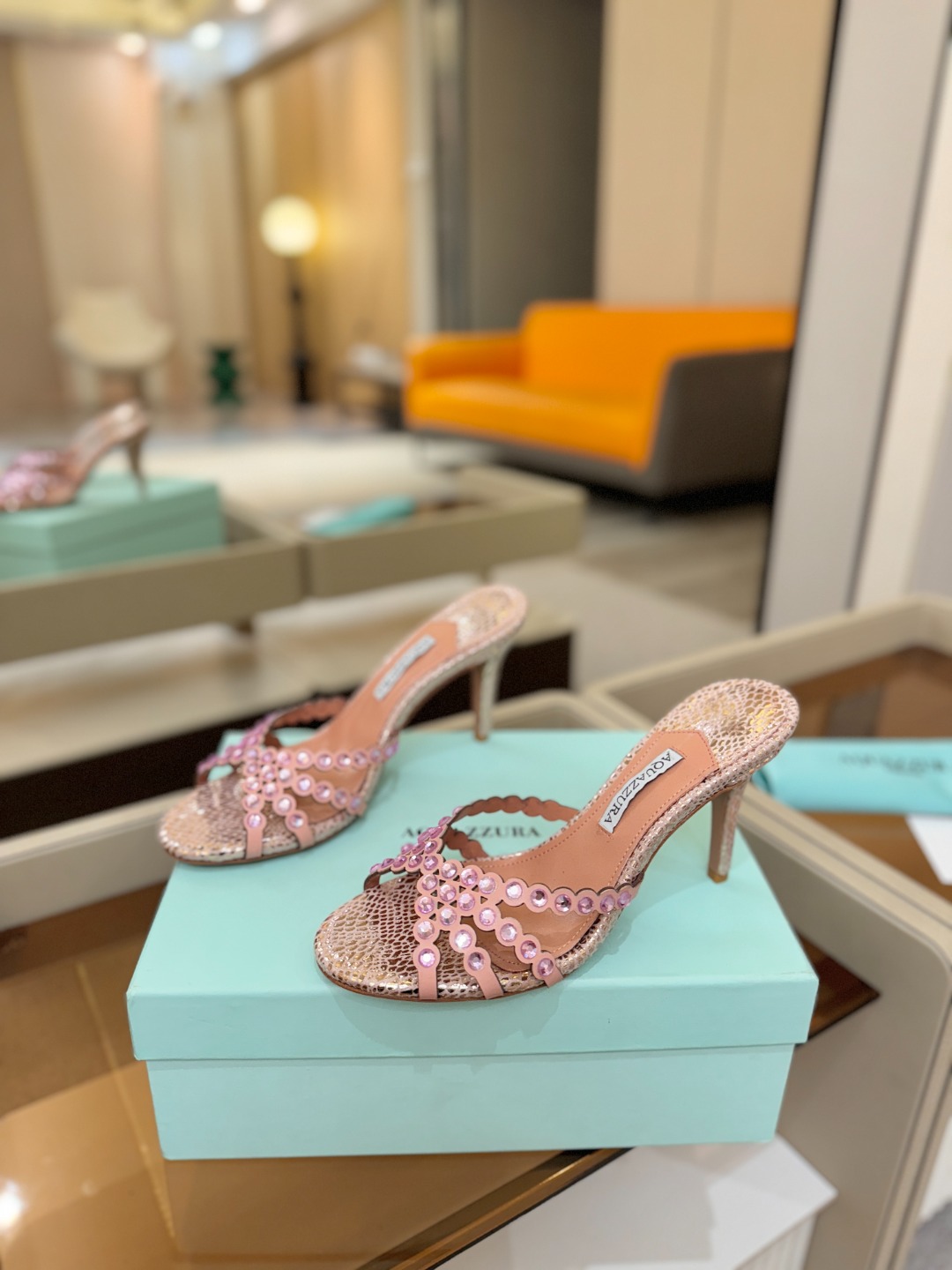 Aquazzura   菠萝    𝐒𝐒  𝐧𝐞𝐰春夏新品高跟凉鞋。满满的钻，超闪 🌸((☀️⥎☀️))