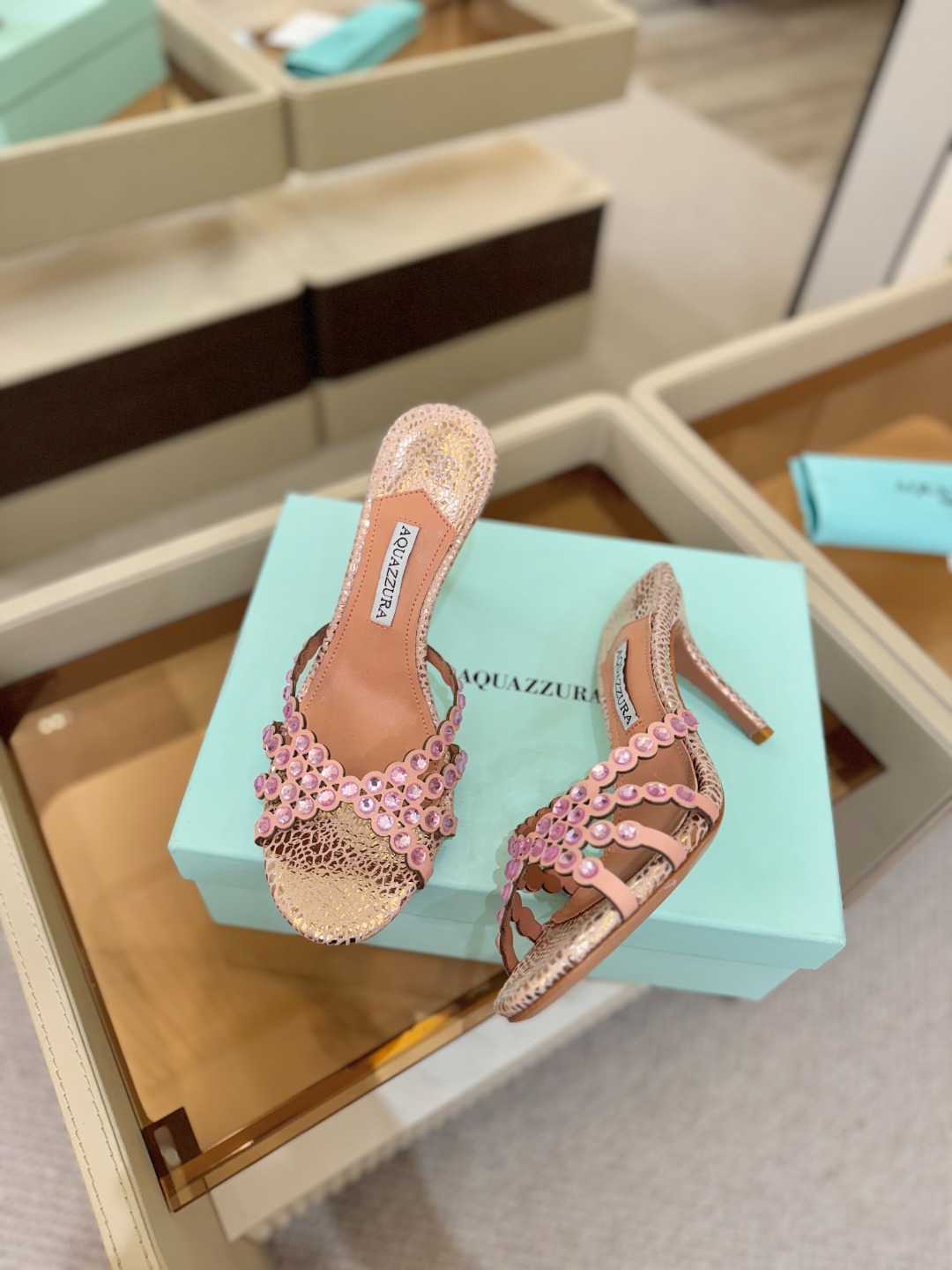 Aquazzura   菠萝    𝐒𝐒  𝐧𝐞𝐰春夏新品高跟凉鞋。满满的钻，超闪 🌸((☀️⥎☀️))
