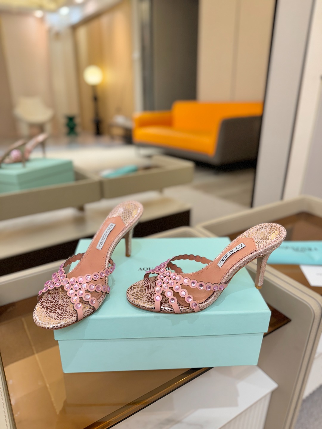 Aquazzura   菠萝    𝐒𝐒  𝐧𝐞𝐰春夏新品高跟凉鞋。满满的钻，超闪 🌸((☀️⥎☀️))