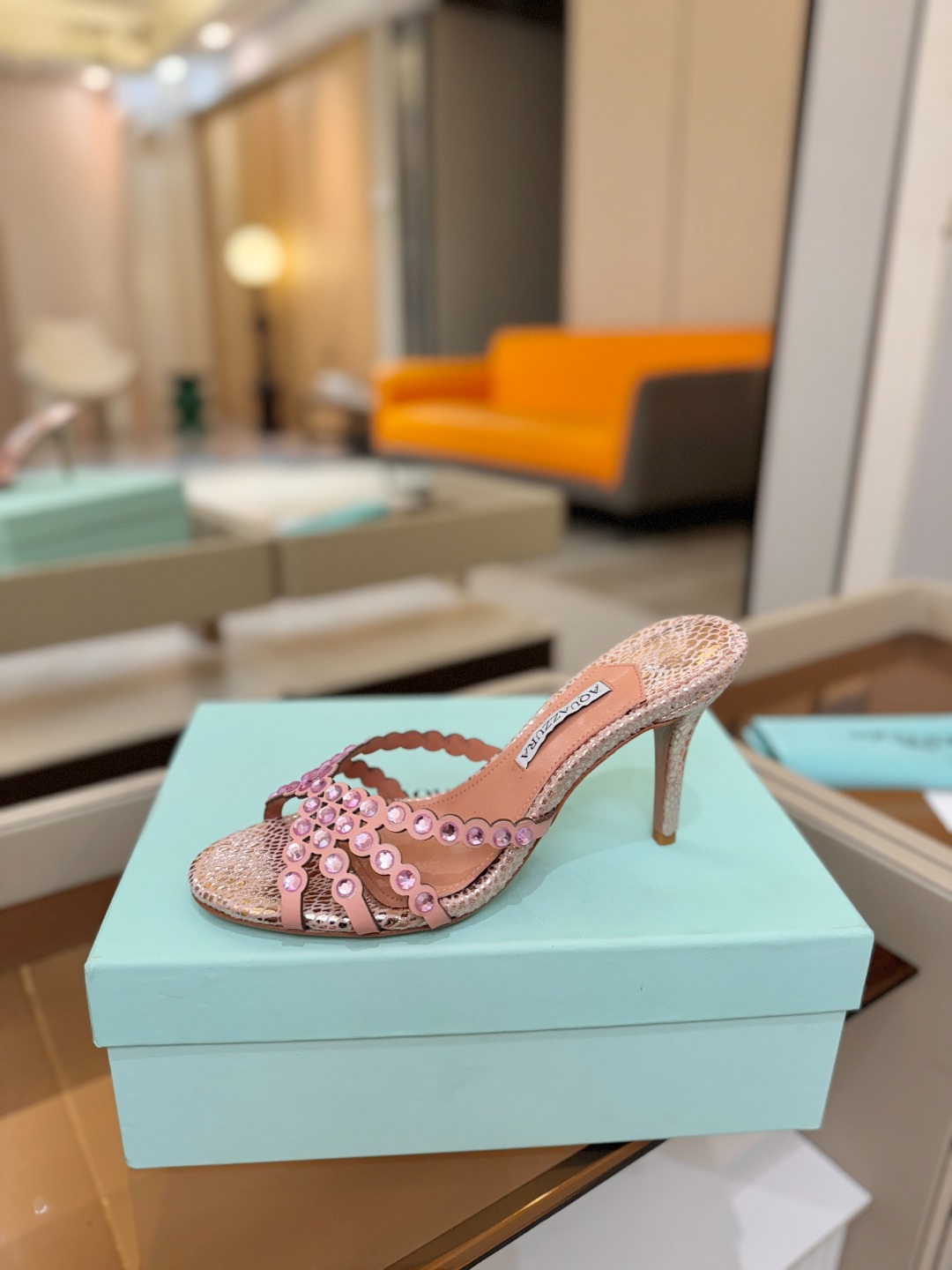 Aquazzura   菠萝    𝐒𝐒  𝐧𝐞𝐰春夏新品高跟凉鞋。满满的钻，超闪 🌸((☀️⥎☀️))