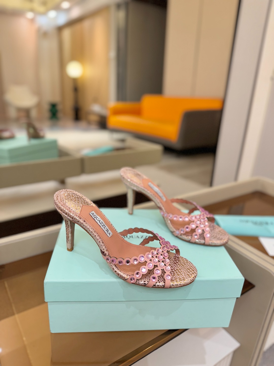 Aquazzura   菠萝    𝐒𝐒  𝐧𝐞𝐰春夏新品高跟凉鞋。满满的钻，超闪 🌸((☀️⥎☀️))