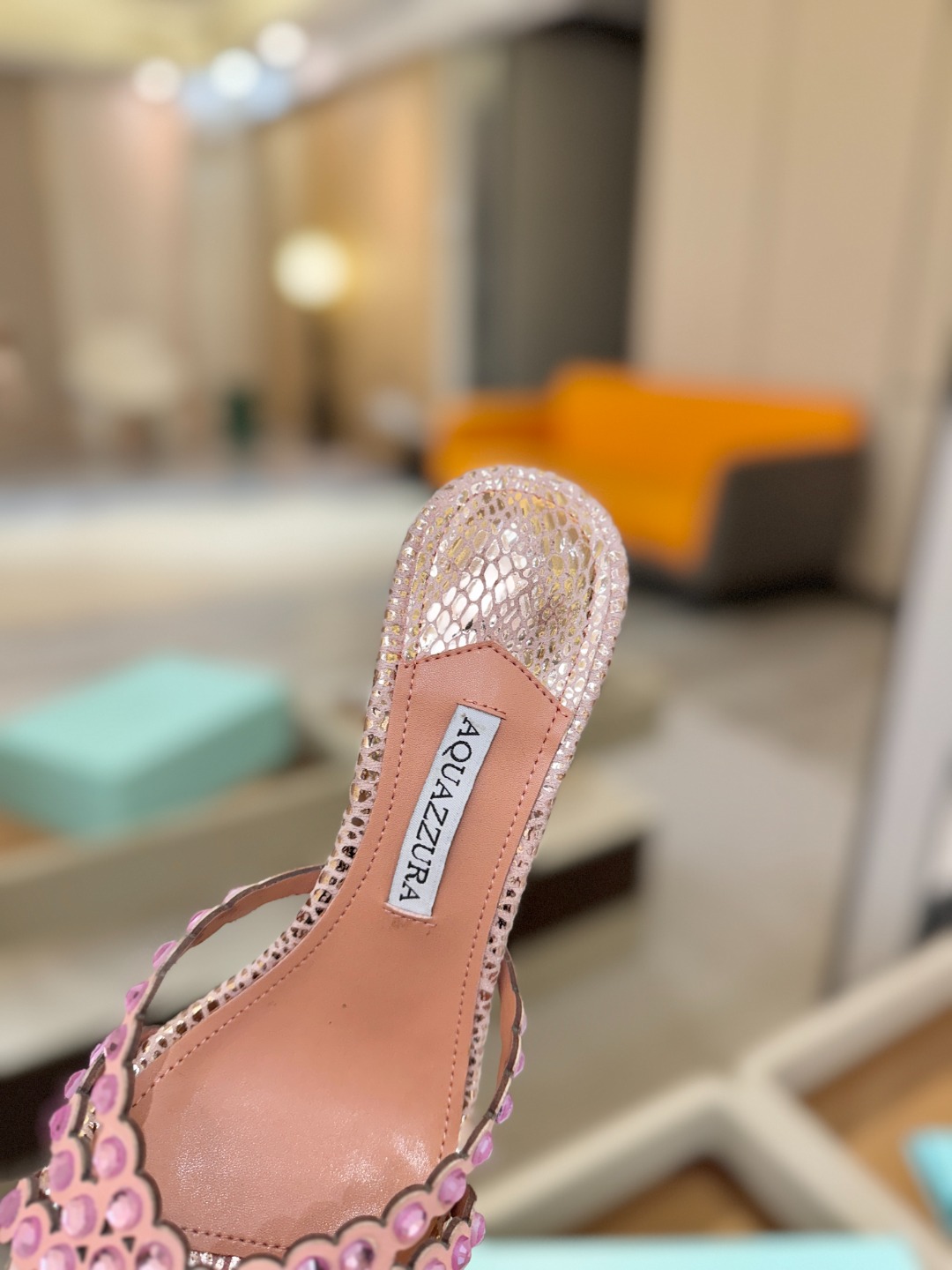 Aquazzura   菠萝    𝐒𝐒  𝐧𝐞𝐰春夏新品高跟凉鞋。满满的钻，超闪 🌸((☀️⥎☀️))