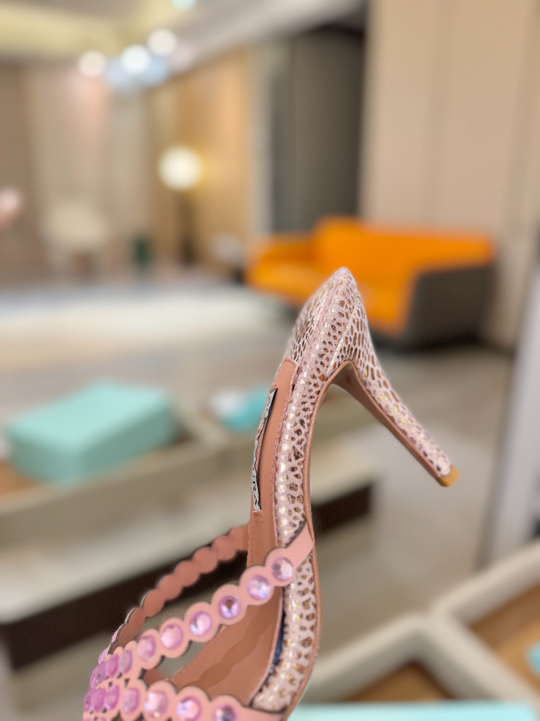 Aquazzura   菠萝    𝐒𝐒  𝐧𝐞𝐰春夏新品高跟凉鞋。满满的钻，超闪 🌸((☀️⥎☀️))