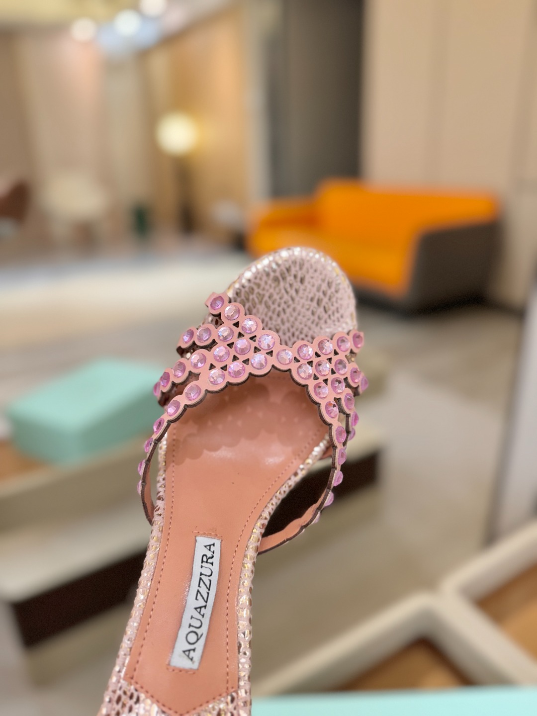 Aquazzura   菠萝    𝐒𝐒  𝐧𝐞𝐰春夏新品高跟凉鞋。满满的钻，超闪 🌸((☀️⥎☀️))