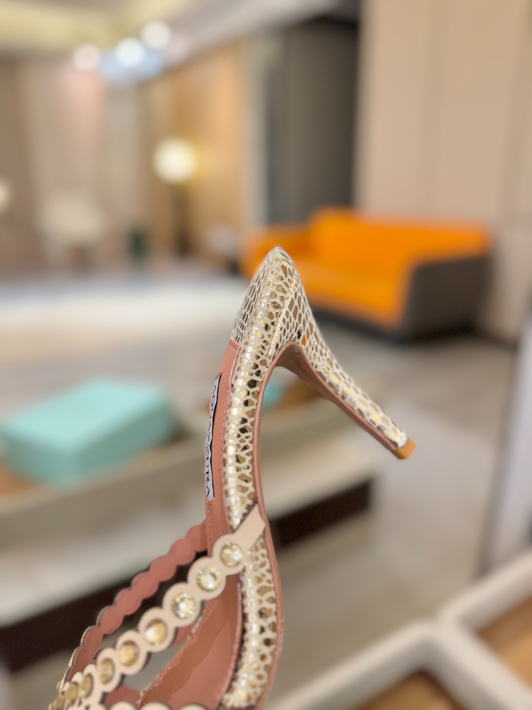 Aquazzura   菠萝    𝐒𝐒  𝐧𝐞𝐰春夏新品高跟凉鞋。满满的钻，超闪 🌸((☀️⥎☀️))
