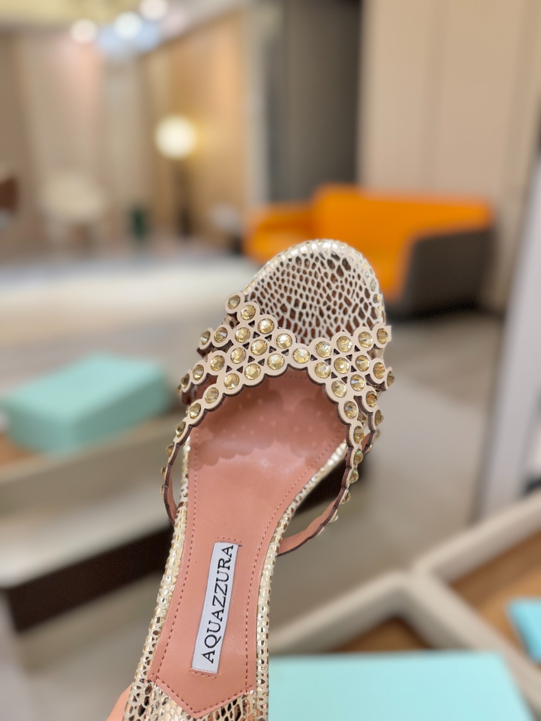 Aquazzura   菠萝    𝐒𝐒  𝐧𝐞𝐰春夏新品高跟凉鞋。满满的钻，超闪 🌸((☀️⥎☀️))