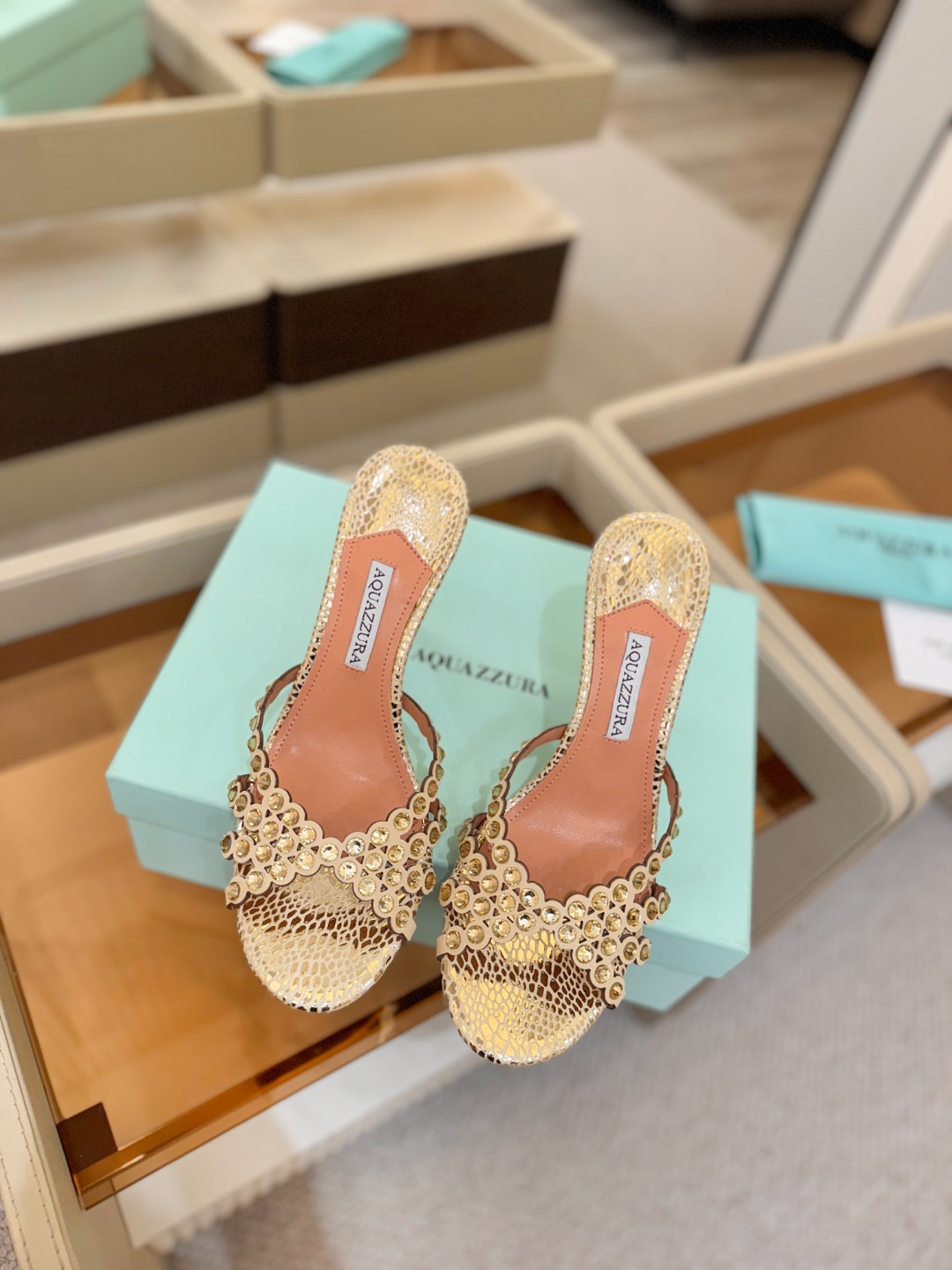 Aquazzura   菠萝    𝐒𝐒  𝐧𝐞𝐰春夏新品高跟凉鞋。满满的钻，超闪 🌸((☀️⥎☀️))