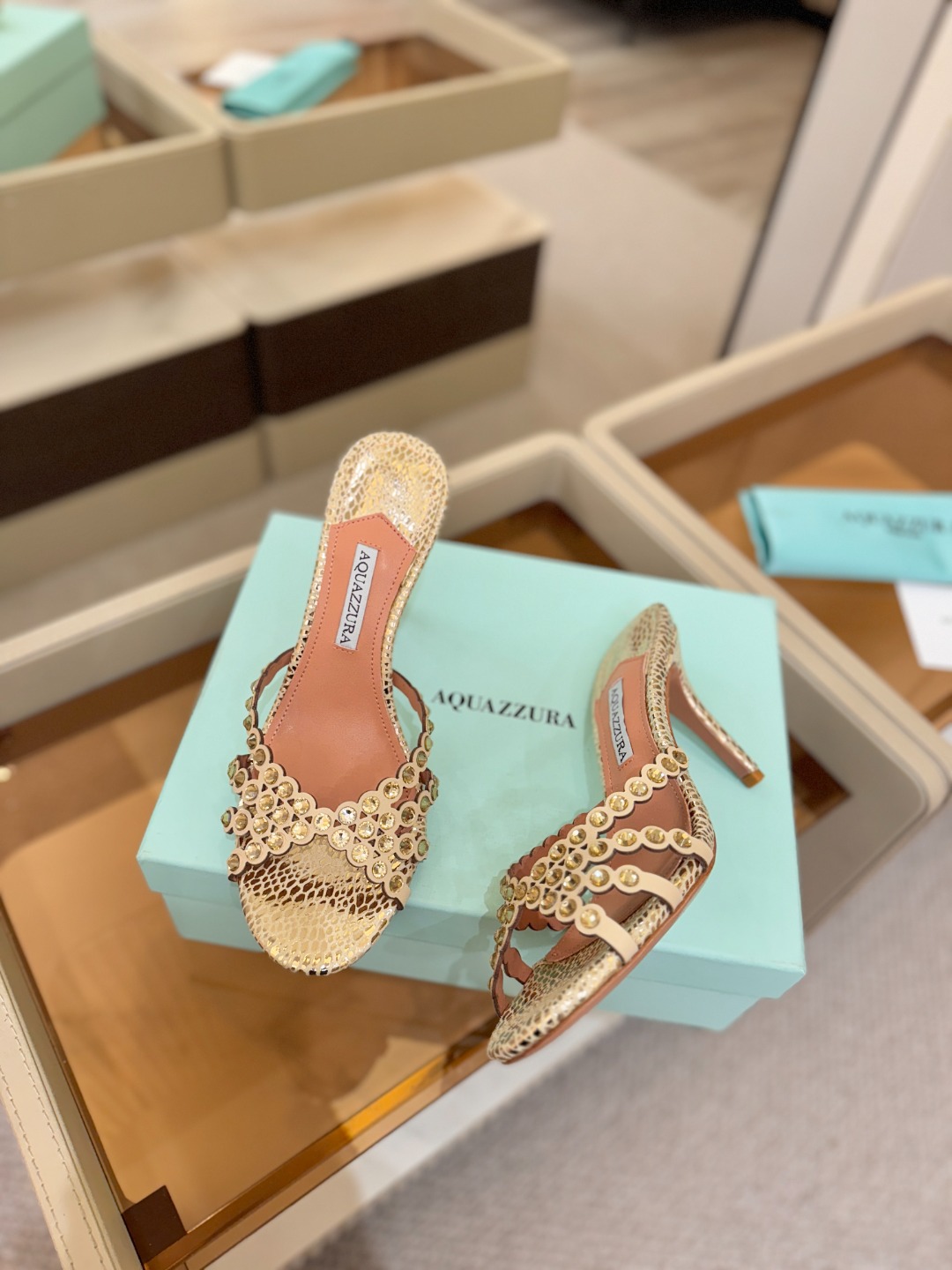 Aquazzura   菠萝    𝐒𝐒  𝐧𝐞𝐰春夏新品高跟凉鞋。满满的钻，超闪 🌸((☀️⥎☀️))