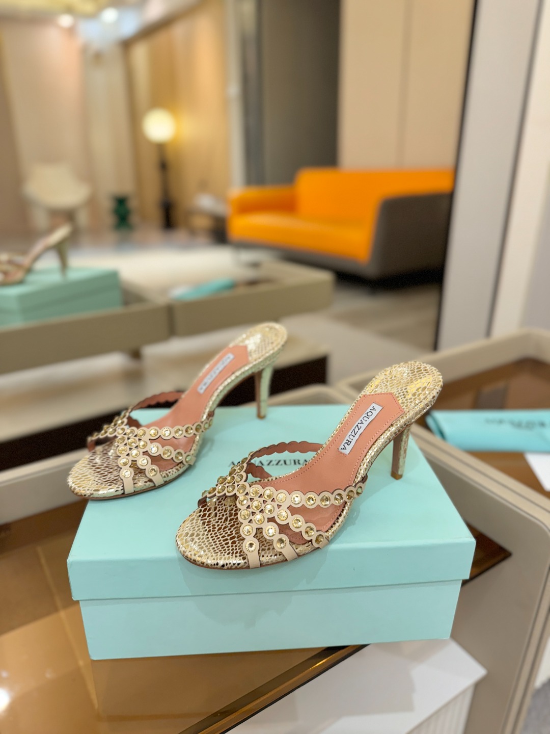 Aquazzura   菠萝    𝐒𝐒  𝐧𝐞𝐰春夏新品高跟凉鞋。满满的钻，超闪 🌸((☀️⥎☀️))