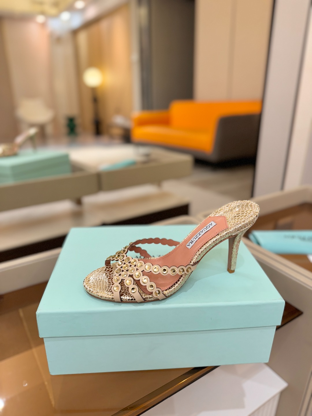 Aquazzura   菠萝    𝐒𝐒  𝐧𝐞𝐰春夏新品高跟凉鞋。满满的钻，超闪 🌸((☀️⥎☀️))