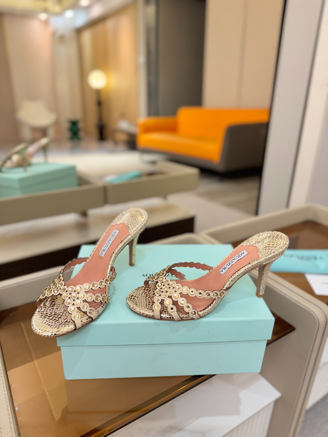 Aquazzura   菠萝    𝐒𝐒  𝐧𝐞𝐰春夏新品高跟凉鞋。满满的钻，超闪 🌸((☀️⥎☀️))